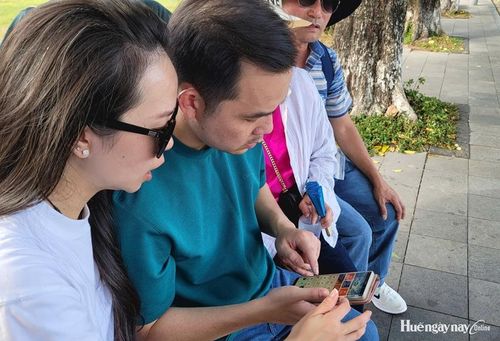 Du khách tìm kiếm thông tin trên nền tảng số và trên Hue-S