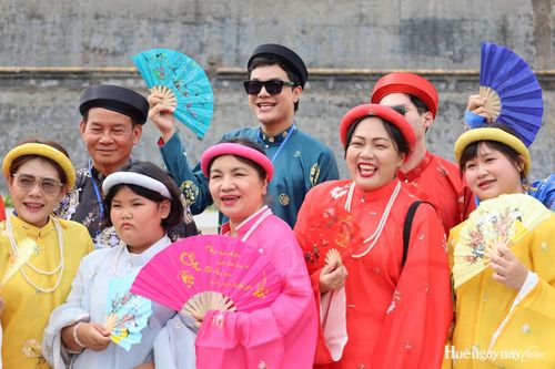 Những nụ cười viên mãn của du khách trong chuyến tham quan Huế.