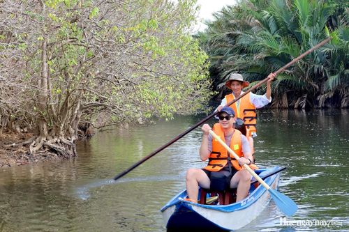 Đi thuyền khám phá Rú Chá (phường Hóa Châu).