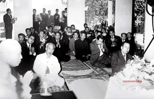 Bác Hồ với vua Lào lễ Phật tại chính điện chùa Quán Sứ, Hà Nội (1963) - Ảnh: Tư liệu GN