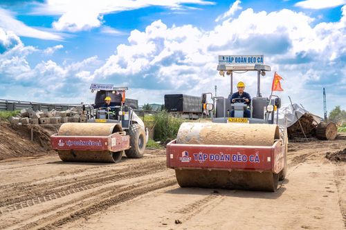 Ở khu vực phía Nam, không khí thi công cũng diễn ra khẩn trương tại dự án mở rộng cao tốc TP.HCM - Trung Lương - Mỹ Thuận. Hiện các nhà thầu đã huy động hơn 1000 cán bộ, kỹ sư, công nhân, đồng loạt triển khai các hạng mục như: xử lý nền đất yếu, cọc khoan nhồi, bệ thân mố trụ, đúc dầm. Sản lượng thực hiện đến cuối tháng 8 đạt đạt 7,5% giá trị hợp đồng.