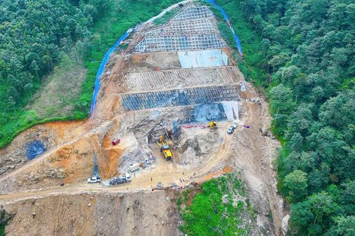 Tại khu vực Tây Bắc, dự án hầm đường bộ Hoàng Liên cũng duy trì thi công trong những ngày này. Liên danh nhà thầu do Tập đoàn Đèo Cả đứng đầu đang triển khai đồng thời các mũi hầm, cầu và đường.