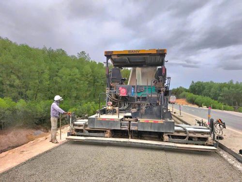 “Ngay tại buổi kiểm tra, đôn đốc ngày 30/8, trên tinh thần ‘không có đường lui’, Giám đốc Ban QLDA đường Hồ Chí Minh (chủ đầu tư) yêu cầu lãnh đạo Ban phụ trách và Ban điều hành dự án chỉ đạo các nhà thầu tổ chức thi công ‘3 ca, 4 kíp’ xuyên lễ, bám sát kế hoạch hoàn thành các hạng mục. Việc báo cáo phải thực hiện bằng hình ảnh để tránh tình trạng hình thức”, ông Chu Văn Long, Giám đốc quản lý dự án cho biết.