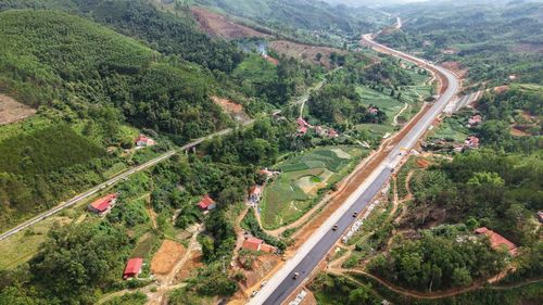 Theo Ban điều hành dự án cao tốc Hữu Nghị - Chi Lăng, thời gian qua, mưa bão liên tục ảnh hưởng đến quá trình triển khai dự án. Doanh nghiệp dự án cùng các nhà thầu đã rà soát từng vị trí sạt lở, huy động nhân lực, thiết bị tập trung xử lý các khu vực bị ảnh hưởng, bảo đảm giao thông, an toàn và hạn chế tác động đến tiến độ chung. “Anh em tiếp tục bám công trường, tổ chức thi công xuyên lễ, huy động tối đa nhân lực, máy móc, vừa khắc phục các vị trí bị ảnh hưởng do mưa lũ, sạt lở, vừa đẩy mạnh sản lượng”, ông Trần Văn Chuân, Giám đốc Ban Quản lý dự án đường cao tốc Hữu Nghị - Chi Lăng, nói.