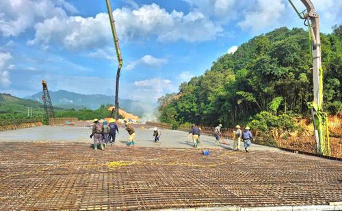 Tại công trường cao tốc Chợ Mới - Bắc Kạn, dù dự án đang bước vào mùa mưa, chủ đầu tư vẫn yêu cầu các nhà thầu duy trì toàn bộ 44 mũi thi công, sẵn sàng bứt tốc ngay khi thời tiết thuận lợi. Ông Mạc Văn Nghiệp, Giám đốc Ban điều hành dự án (thuộc Ban QLDA 2 - chủ đầu tư) cho biết, mưa kéo dài khiến đường công vụ liên tục bị chia cắt. Trong khoảng hai tháng qua, các nhà thầu chỉ có thể thi công khoảng 1 - 2 ngày mỗi tuần, với khoảng 20% dây chuyền được huy động.
