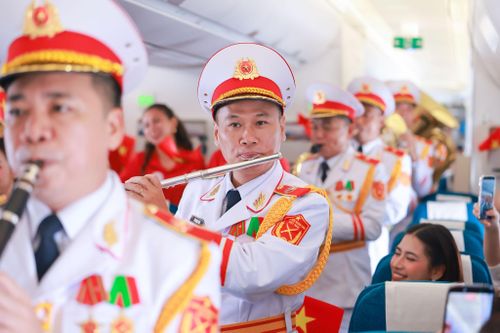 Cán bộ, chiến sĩ Đoàn Nghi lễ Quân đội trình diễn “Đất nước trọn niềm vui”, “Nối vòng tay lớn” và “Như có Bác trong ngày đại thắng” bằng nhạc cụ trên khoang máy bay Vietnam Airlines.