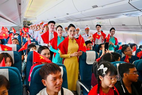 Những lá cờ Tổ quốc được giơ cao từ nhiều hàng ghế khi chương trình bước vào tiết mục cuối.