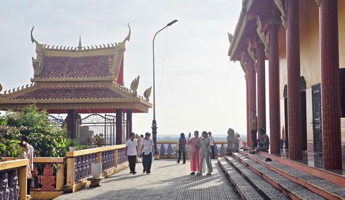 Rất nhiều du khách tham quan check-in ở chùa Tà Pạ.