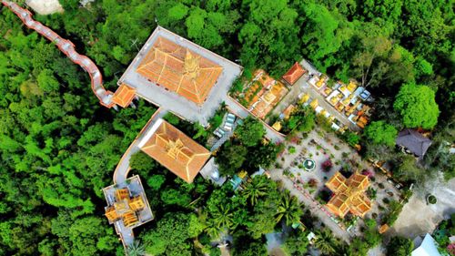 Tổng thể cụm công trình chùa Tà Pạ nhìn từ trên cao. Để lên chùa, du khách có thể đi bộ vượt qua 240 bậc thang để lên đến cánh điện hoặc có thể chạy xe theo đường vòng lên đồi Tà Pạ rồi rẽ trái để qua chùa. Tòa bộ kiến trúc bê tông cốt thép của chùa được đỡ bằng những hàng trụ khổng lồ cắm từ đỉnh xuống triền đồi và tạo nên tuyệt tác kiến trúc của vùng Bảy Núi. 