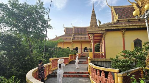 Điểm ấn tượng của chùa Tà Pạ là ở lối kiến trúc đặc trưng của những ngôi chùa Khmer Nam bộ với điểm tháp cao trên mái vòm cùng đường nét hoa văn đặc sắc.