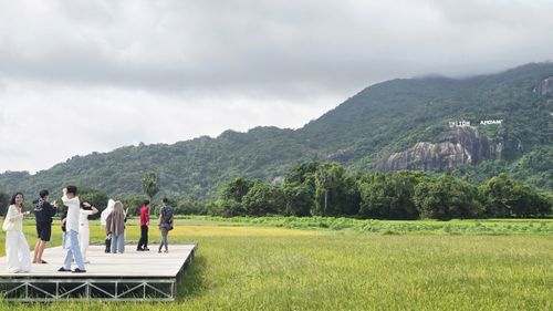 Cạnh con đường có một điểm để các bạn trẻ ưa thích check-in thoải mái sáng tạo với view nhìn thẳng vào dãy Phụng Hoàng Sơn với dòng chữ Tri Tôn - An Giang trên một vồ đá cao hàng trăm mét làm điểm nhấn.