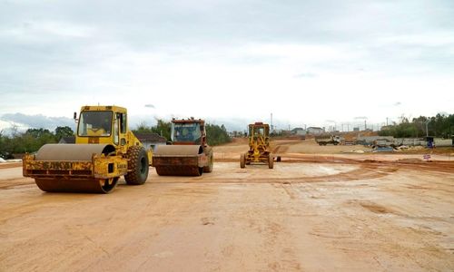 Tại gói thầu XL01 (Km0 - Km12), toàn bộ 12km mặt bằng đã được bàn giao. Các nhà thầu đang tổ chức 31 mũi thi công, tập trung vào những hạng mục nền đường, xử lý đất yếu, cống thoát nước, hầm chui dân sinh và các công trình cầu.