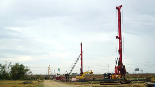 Đây là cây cầu lớn nhất trong phạm vi gói thầu XL.01 với chiều dài khoảng 890m, bề rộng 24,75m, gồm 22 nhịp với 264 cọc khoan nhồi. Theo kế hoạch điều chỉnh, cầu vượt cao tốc Bắc - Nam phải hoàn thành các hạng mục chính trước tháng 11/2027, góp phần bảo đảm mục tiêu thông xe kỹ thuật toàn tuyến trước ngày 31/12/2027.
