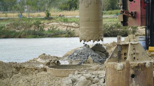 Địa chất có lớp đá nền cứng khiến công tác khoan cọc nhồi gặp nhiều khó khăn, ảnh hưởng không nhỏ đến tiến độ thi công.