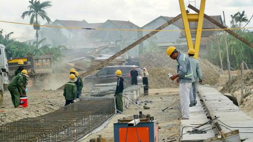 Ngay vị trí thi công cầu vượt cao tốc Bắc - Nam do Tổng công ty Trường Sơn đảm nhiệm, không khí làm việc càng khẩn trương.