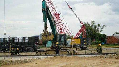 “Nhằm khích lệ tinh thần đội ngũ kỹ sư, công nhân xa quê, đơn vị áp dụng chế độ lương, thưởng gấp đôi trong những ngày làm việc dịp lễ, đồng thời tổ chức các hoạt động chăm lo đời sống tại công trường”, trung tá Hồng cho hay.