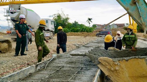 Trung tá Trương Văn Hồng, Phó giám đốc Ban điều hành dự án gói thầu thuộc Tổng công ty Trường Sơn (mũ trắng) cho biết: Để kịp tiến độ trước mùa mưa bão, hơn 400 nhân sự cùng lượng lớn máy móc, thiết bị vẫn được duy trì làm việc xuyên lễ Quốc khánh 2/9. Hiện, đơn vị đang triển khai 5 mũi thi công đường và các vị trí cầu, với khối lượng đạt khoảng 15%.