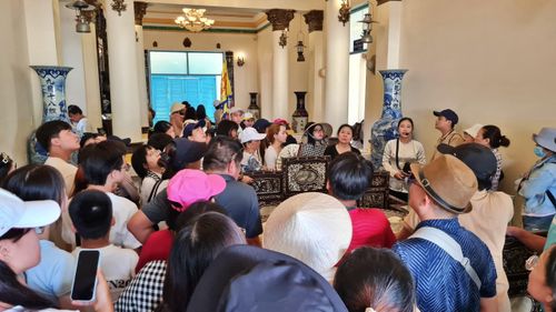 Những câu chuyện về cuộc đời ông Trần Trinh Huy, từ việc đi du học, sở thích lái xe, mua máy bay đến những cuộc chơi ngông, đến nay vẫn được nhiều người kể lại, những câu chuyện về Công tử Bạc Liêu đã góp phần tạo nên sức hút riêng cho điểm đến này.