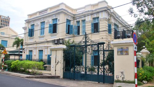Ngôi nhà do ông Trần Trinh Trạch (Hội đồng Trạch) khởi công xây dựng từ năm 1917 - 1919. Công trình do kiến trúc sư người Pháp thiết kế theo phong cách kiến trúc châu Âu kết hợp giao thoa văn hóa phương Đông, với tổng diện tích khoảng 400m², quy mô 2 tầng, 1 sân thượng, 36 cửa sổ và 9 cửa lớn, công trình từng được đánh giá là một trong những dinh thự bề thế bậc nhất Nam Kỳ lục tỉnh.