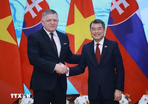 Thủ tướng Lê Minh Hưng và Thủ tướng Slovakia Robert Fico tại cuộc gặp gỡ báo chí hai nước. Ảnh: Dương Giang/TTXVN