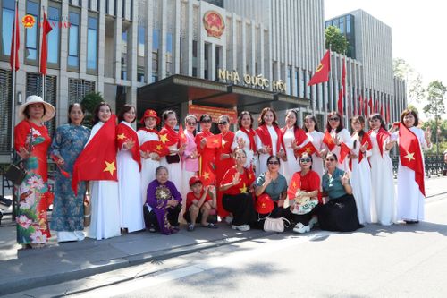 Người dân chụp ảnh lưu niệm tại nhà Quốc hội nhân dịp Quốc khánh 2/9. Ảnh: An Nhiên