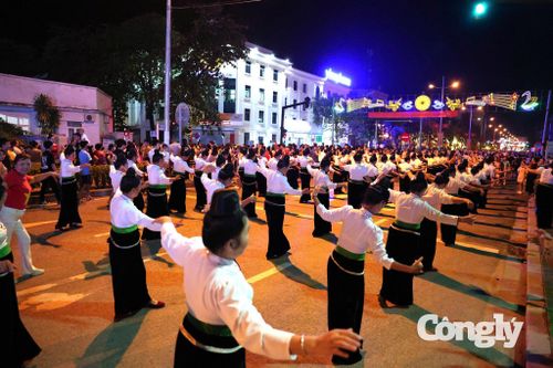 Hàng nghìn người dân, du khách cùng nắm tay, hòa vào vòng xòe, nhún nhảy theo từng nhịp “Vũ điệu kết đoàn”.
