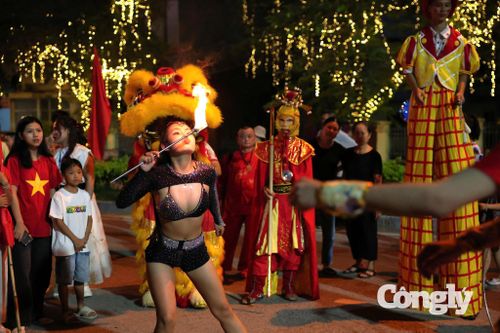 Những màn trình diễn dân vũ, khiêu vũ thể thao kết hợp với tiết mục văn nghệ mang đậm bản sắc văn hóa các dân tộc.