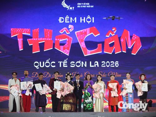 Đại diện Ban tổ chức trao hoa và biểu trưng tri ân các nhà thiết kế tham gia đêm hội.