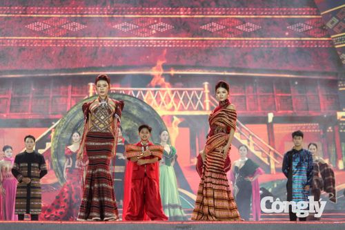 Không gian cồng chiêng Tây Nguyên được đưa lên sân khấu, cho thấy sự phong phú, đa dạng của văn hóa các vùng miền. Mỗi chất liệu, mỗi hoa văn vì thế không chỉ mang giá trị thẩm mỹ mà còn góp phần kể câu chuyện về con người và vùng đất.