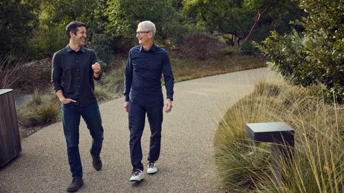  CEO mới của Apple John Ternus (trái) và Chủ tịch Điều hành Tim Cook. Ảnh: Apple 