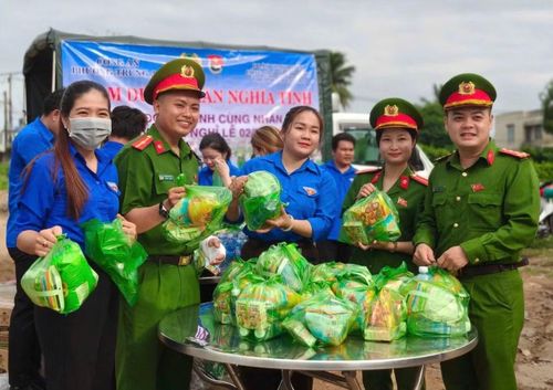 Công an phường Trung An chuẩn bị các phần quà gồm nhu yếu phẩm tặng người dân.