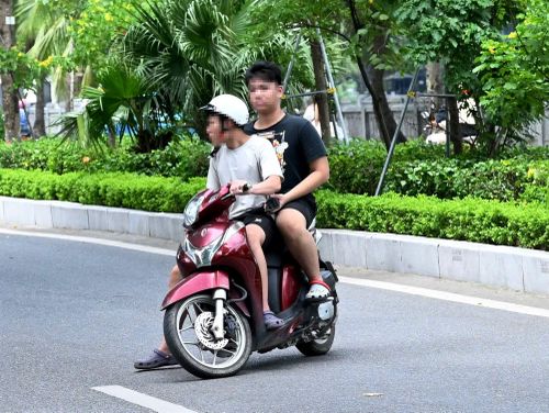 Trường hợp không đội mũ bảo hiểm quay đầu xe bỏ chạy