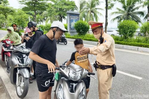 Trường hợp là học sinh dưới 16 tuổi (thiếu niên áo phông đen trong ảnh) cũng bị CSGT kiểm tra.