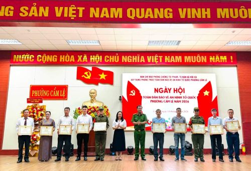 Người dân phường Cẩm Lệ tích cực tham gia phong trào Toàn dân bảo vệ an ninh Tổ quốc, cung cấp nguồn tin có giá trị cho lực lượng Công an.