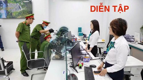 Công an phường Cẩm Lệ chủ động bám địa bàn, nắm tình hình, tổ chức diễn tập phương án xử lý tình huống cướp ngân hàng, góp phần phòng ngừa tội phạm từ sớm, từ cơ sở.