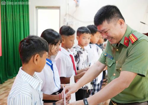 Ban Giám hiệu Trường Văn hóa CAND III thăm hỏi, tặng quà các em học sinh đến nhập học.