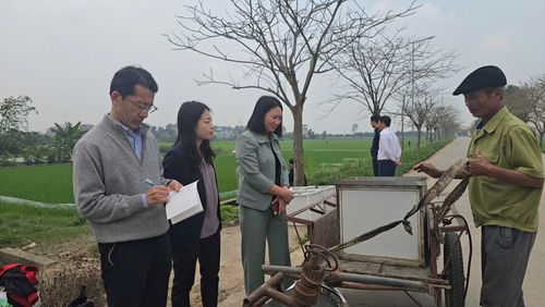 Nông dân Hải Phòng hào hứng tham gia thử nghiệm sản xuất lúa phát thải thấp. Ảnh: Trần Huy