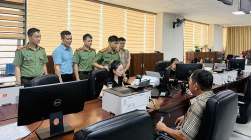 Tổ công tác kiểm tra quy trình tiếp nhận giải quyết thủ tục hành chính cho người dân tại Trung tâm phục vụ hành chính công tỉnh Nghệ An.