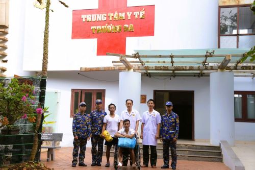 Đưa ngư dân rời Trung tâm Y tế Trường Sa để lên tàu Trường Sa 18 về đất liền.