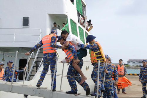 Cán bộ, chiến sĩ hải quân đảo Trường Sa hỗ trợ một số ngư dân lên tàu Trường Sa 18.