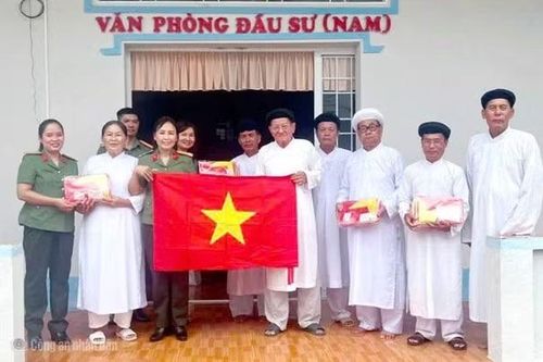 Phòng An ninh nội địa Công an tỉnh Cà Mau tặng cờ Tổ quốc Hội thánh Cao Đài Minh Chơn Đạo tỉnh.
