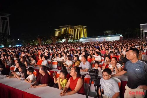 Đông đảo người dân cổ vũ và hòa mình vào từng tiết mục tại buổi tổng duyệt chương trình.