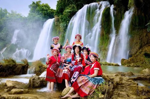 Du khách mặc trang phục truyền thống chụp ảnh lưu niệm tại Thác Bản Giốc trong dịp nghỉ lễ Quốc khánh 2/9.