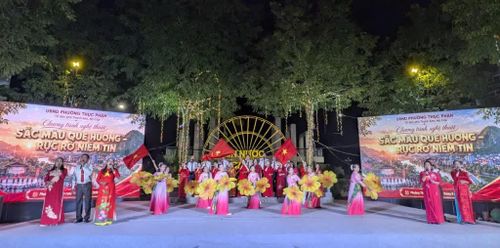 Các thành viên đội văn nghệ quần chúng biểu diễn các tiết mục đặc sắc tại chương trình.