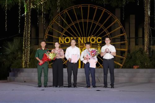 Lãnh đạo phường Thục Phán trao quyết định thành lập đội văn nghệ quần chúng tổ dân phố Thanh Sơn và tổ dân phố Nà Cáp.