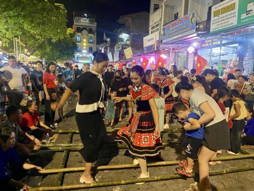 Các trò chơi dân gian tạo nên nét đặc sắc của Phố đêm Co Sầu.