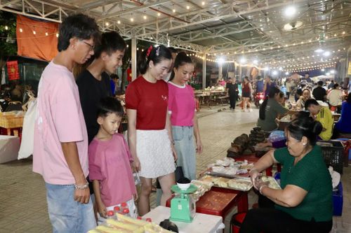 Các du khách trải nghiệm khu chợ ẩm thực tại Phố đêm Co Sầu.
