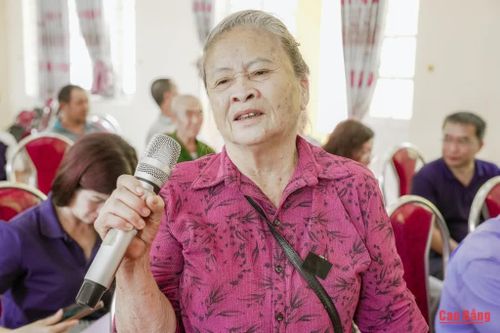 Bà Nguyễn Thị Tâm, nguyên kỹ thuật viên Đài Phát thanh Cao Lạng, kể về một thời gắn bó với Trạm phát sóng Nguyên Bình tại buổi gặp mặt.