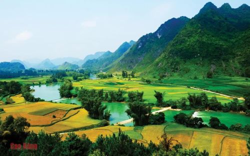 Dòng sông Quây Sơn chảy qua xã Đàm Thủy.
