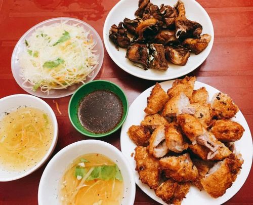 Bánh áp chao nóng giòn, nhân thịt vịt đậm đà - món ăn vặt đặc trưng được nhiều du khách yêu thích khi đến Cao Bằng.
